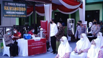 Presiden dan Kapolri Tinjau Vaksinasi Merdeka di Ponpes dan Tempat Ibadah Se-Indonesia