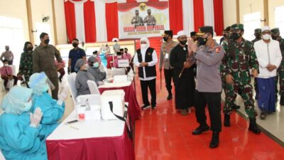 Panlima TNI Bersama Kapolri Tinjau Vaksinasi Serentak 114 Titik di Jatim