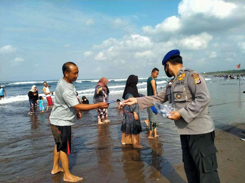 Jaga Kondusifitas, Satuan Pol Air Lakukan Tugas Rutin di Pantai Pangandaran