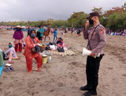 Polres Ciamis Himbau Wisatawan Jaga Protokol Kesehatan di Objek Wisata Pantai Pangandaran