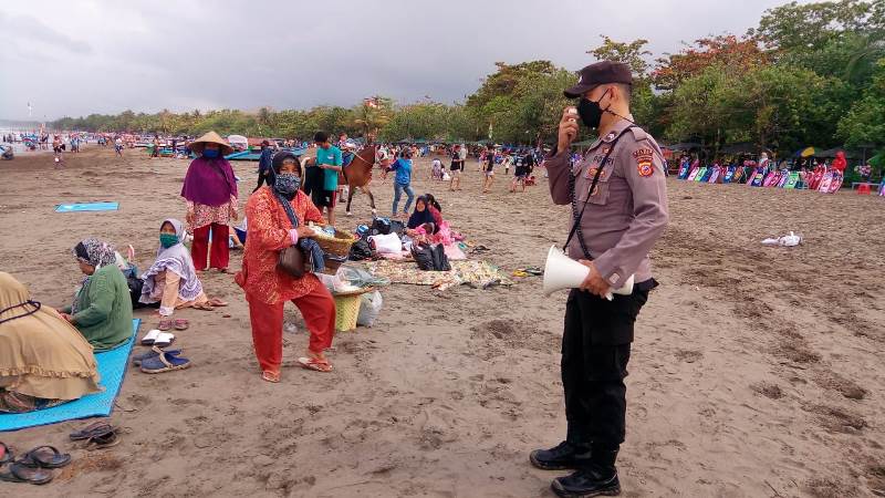 Polres Ciamis Himbau Wisatawan Jaga Protokol Kesehatan di Objek Wisata Pantai Pangandaran