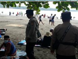 Polisi Lakukan Operasi Protokol Kesehatan di Pantai Batukaras Pangandaran