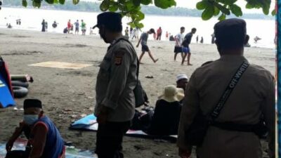 Polisi Lakukan Operasi Protokol Kesehatan di Pantai Batukaras Pangandaran