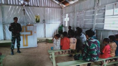Satgas Yonif 126/KC Bantu Mengajar di Sekolah Minggu di Desa Binaan