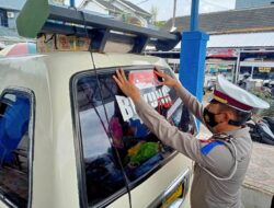 Satlantas Polres Ciamis Sosialisasikan Protokol Kesehatan dengan Menempel Stiker di Pangandaran