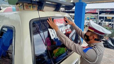 Satlantas Polres Ciamis Sosialisasikan Protokol Kesehatan dengan Menempel Stiker di Pangandaran