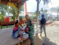 Hadir di Tengah Kesulitan Masyarakat, Satgas Yonif 126/KC Obati Warga di Perbatasan