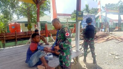 Hadir di Tengah Kesulitan Masyarakat, Satgas Yonif 126/KC Obati Warga di Perbatasan
