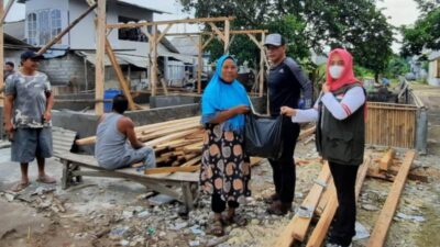 Ketua DPRD Pangandaran Asep Noordin Serahkan Bantuan kepada Korban Kebakaran