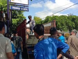Petugas Bongkar Puluhan Reklame di Pangandaran