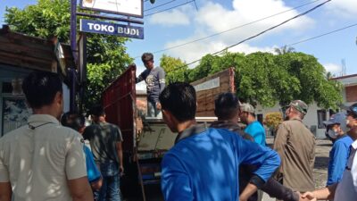 Petugas Bongkar Puluhan Reklame di Pangandaran