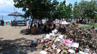 Ketua DPRD Pangandaran Soroti TUMPUKAN SAMPAH di Kawasan Wisata Pantai