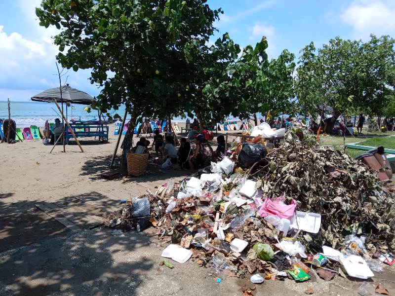 Ketua DPRD Pangandaran Soroti TUMPUKAN SAMPAH di Kawasan Wisata Pantai