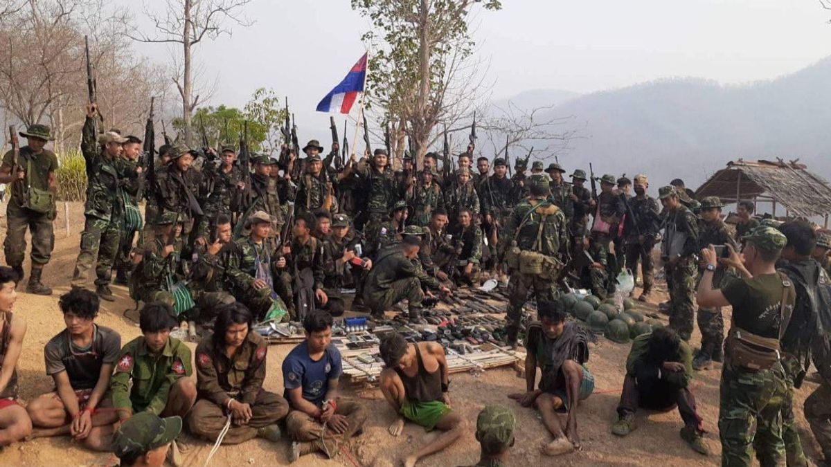 BEREDAR VIDEO, Tentara KNU dengan Militer Myanmar Baku Tembak