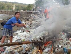 DPRD Soroti Sampah Yang Kotori Pantai Pangandaran