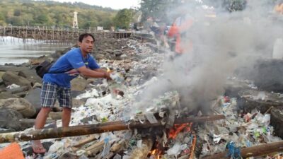 DPRD Soroti Sampah Yang Kotori Pantai Pangandaran