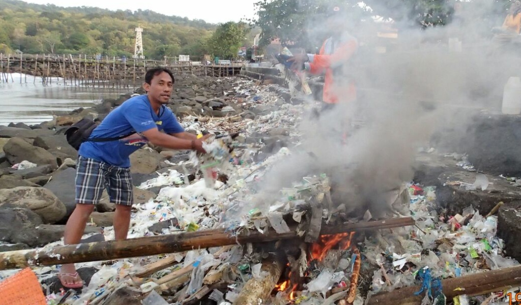 DPRD Soroti Sampah Yang Kotori Pantai Pangandaran
