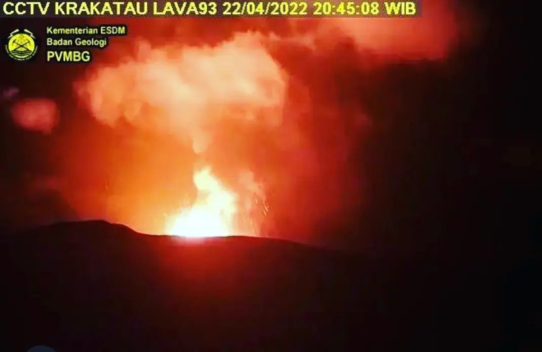Gunung Anak Krakatau Mengalami Erupsi Terpantau Kamera CCTV