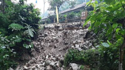Jalan Penghubung Desa Cibanten - Cigugur Longsor Sepanjang 15 Meter