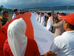 HUT RI ke 77, Bentangkan Bendera 1 Kilometer di Pantai Pangandaran