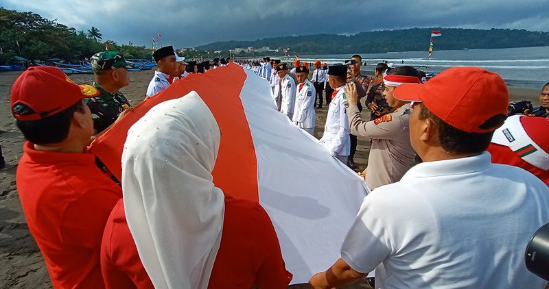 HUT RI ke 77, Bentangkan Bendera 1 Kilometer di Pantai Pangandaran