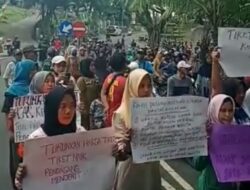 Pedagang Pantai Karapyak Demo Minta Turunkan Harga Tiket. Kadispar Tonton: Akan Dikaji Ulang