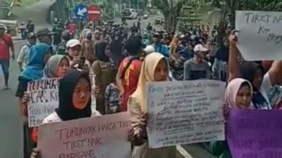 Pedagang Pantai Karapyak Demo Minta Turunkan Harga Tiket. Kadispar Tonton: Akan Dikaji Ulang