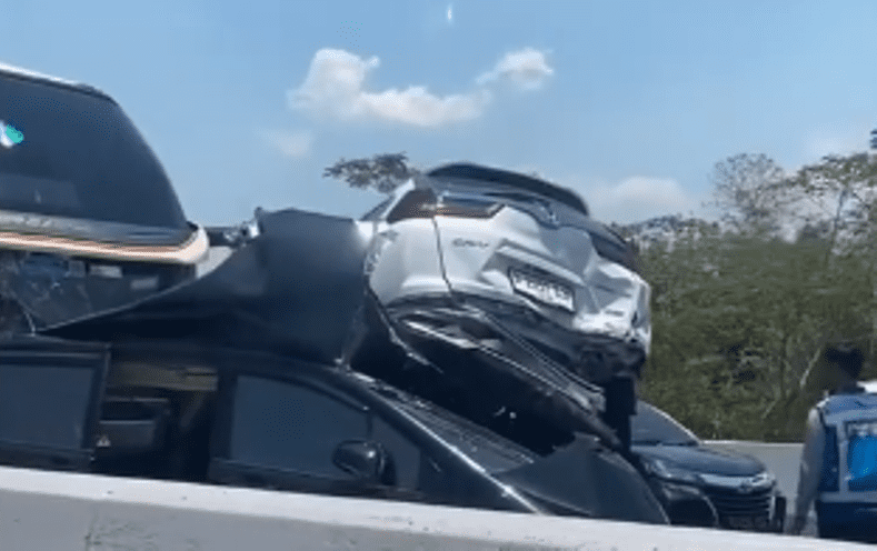 6 Kendaraan Tabrakan Beruntun di Tol Semarang - Solo