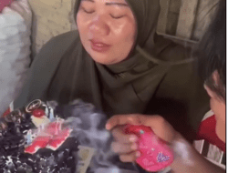 Momen Haru Sang Anak Memberikan Kejutan Ultah Kepada Ibunya Didepan Teman-Temannya