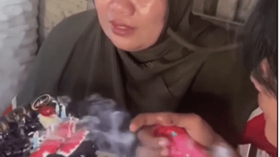Momen Haru Sang Anak Memberikan Kejutan Ultah Kepada Ibunya Didepan Teman-Temannya