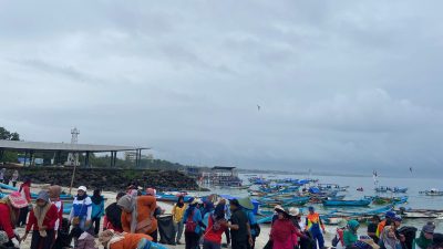 Peringati HUT ke 73, Polairud Pangandaran Lakukan Bersih-Bersih Pantai dan Tanam Bibit Mangrove