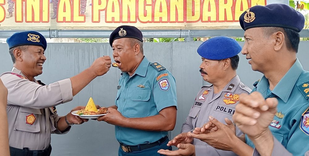 Hut TNI Angkatan Laut ke 79, Satpolairud Polres Pangandaran Beri Hadiah Tumpeng