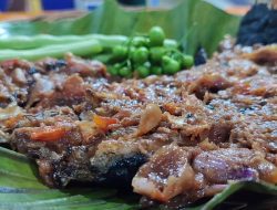 Ikan Bakar Cobek Honje, Menu Andalan Saat Buka Puasa di Saung Lesehan Agus Kucir