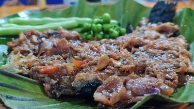 Ikan Bakar Cobek Honje, Menu Andalan Saat Buka Puasa di Saung Lesehan Agus Kucir