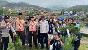 Mahasiswa KKN Universitas Galuh dan Pramuka Lumbung Tanam Bibit Pohon di Embung Sukaraharja