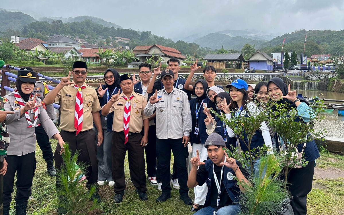 Mahasiswa KKN Universitas Galuh dan Pramuka Lumbung Tanam Bibit Pohon di Embung Sukaraharja