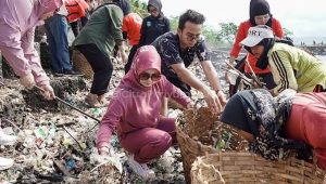 Bupati Citra Pitriyami Turun Langsung dalam Aksi Bersih-Bersih Pantai Timur Pangandaran