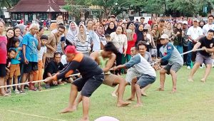Bernostalgia di Lapangan Merdeka Pangandaran, Ratusan Warga Pananjung Main Kasti dan Tarik Tambang