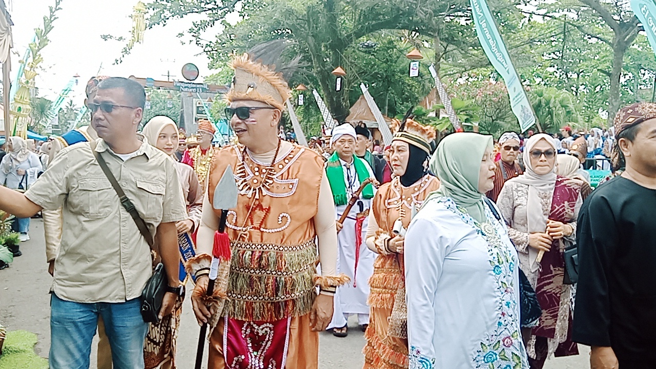 Ribuan Penonton Saksikan Karnaval Budaya Menyambut Milangkala Kabupaten Pangandaran ke 13