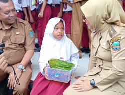 Bupati Pangandaran Temui Pelajar Yang Bantu Jualan Sate Kerang di Sekolah