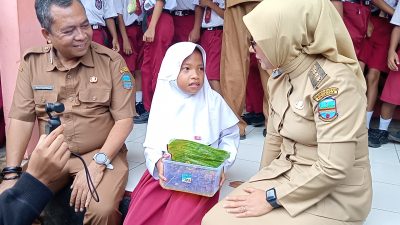 Bupati Pangandaran Temui Pelajar Yang Bantu Jualan Sate Kerang di Sekolah