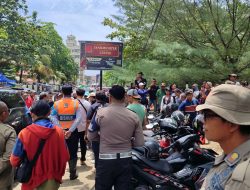 Bupati Citra Temui Pedagang Saat Penataan Parkir di Pantai Pangandaran