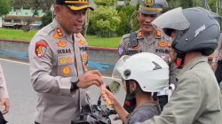 Kapolres Pangandaran Beri Hadiah Coklat dan Al Qur’an ke Pengendara
