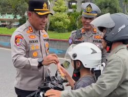 Kapolres Pangandaran Beri Hadiah Coklat dan Al Qur’an ke Pengendara