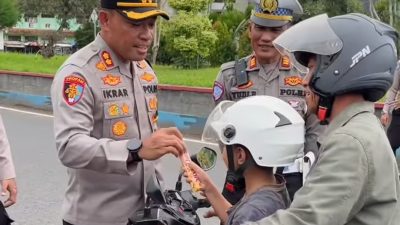 Kapolres Pangandaran Beri Hadiah Coklat dan Al Qur'an ke Pengendara 3 Kapolres Pangandaran Beri Hadiah Coklat dan Al Qur'an ke Pengendara