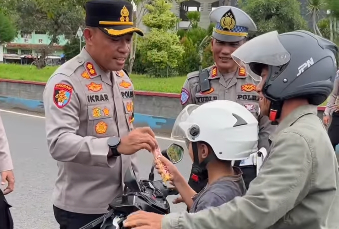 Kapolres Pangandaran Beri Hadiah Coklat dan Al Qur'an ke Pengendara