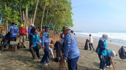 TNI AL Ajak Masyarakat Bersih-Bersih di Pantai Batu Karas Pangandaran