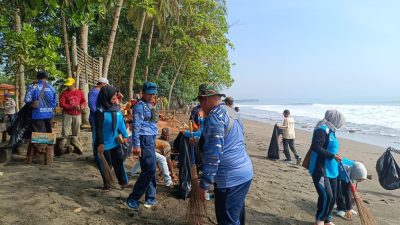 TNI AL Ajak Masyarakat Bersih-Bersih di Pantai Batu Karas Pangandaran