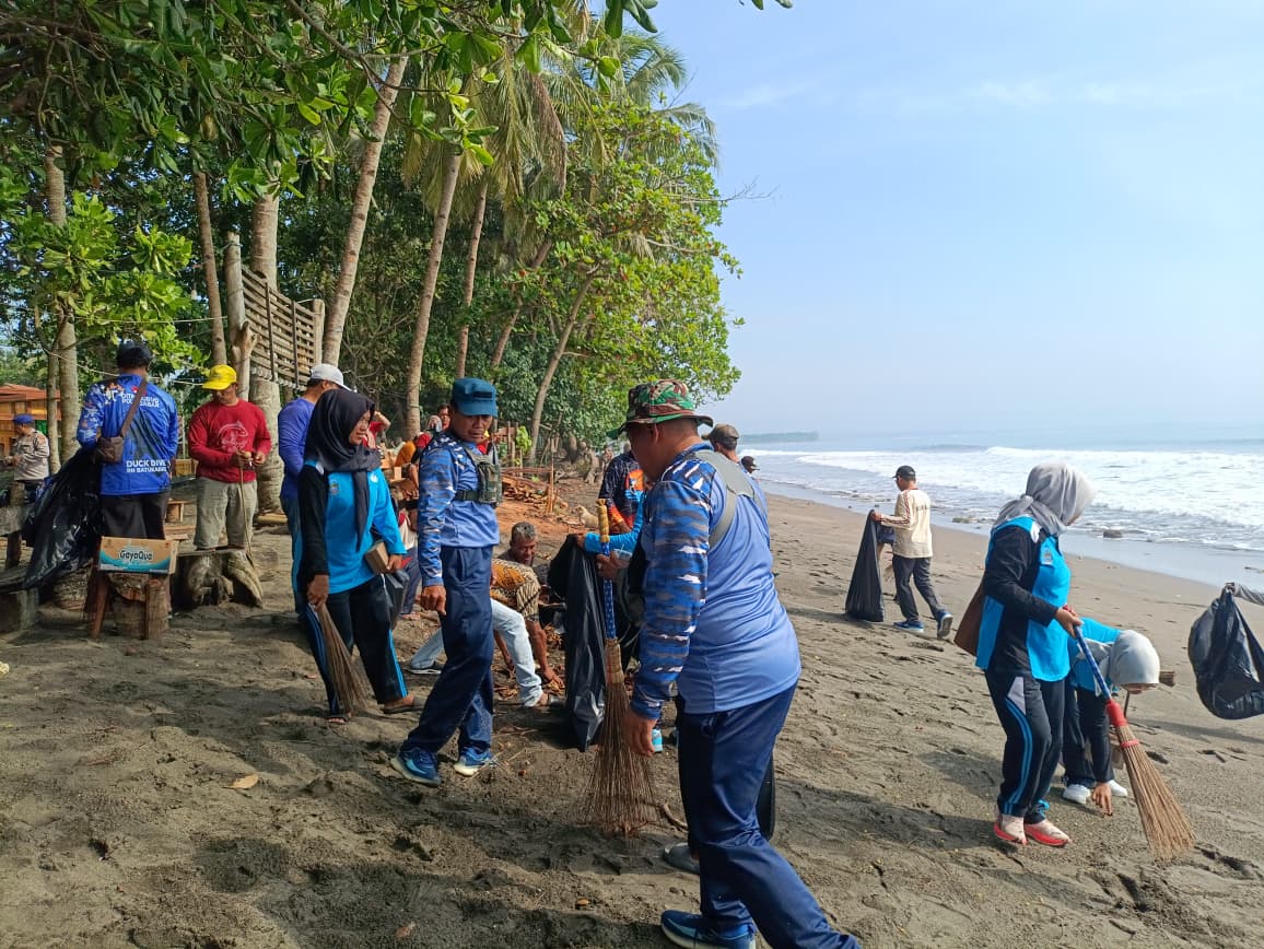 TNI AL Ajak Masyarakat Bersih-Bersih di Pantai Batu Karas Pangandaran