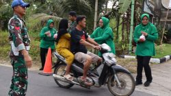 Kodim 0625 Pangandaran Bagi-Bagi Takjil Hingga ke Depan Masjid Kubah Baret Bintang 4